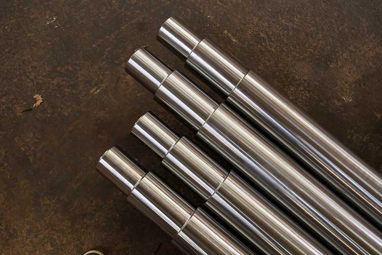 Détail d'axes rotatifs métalliques