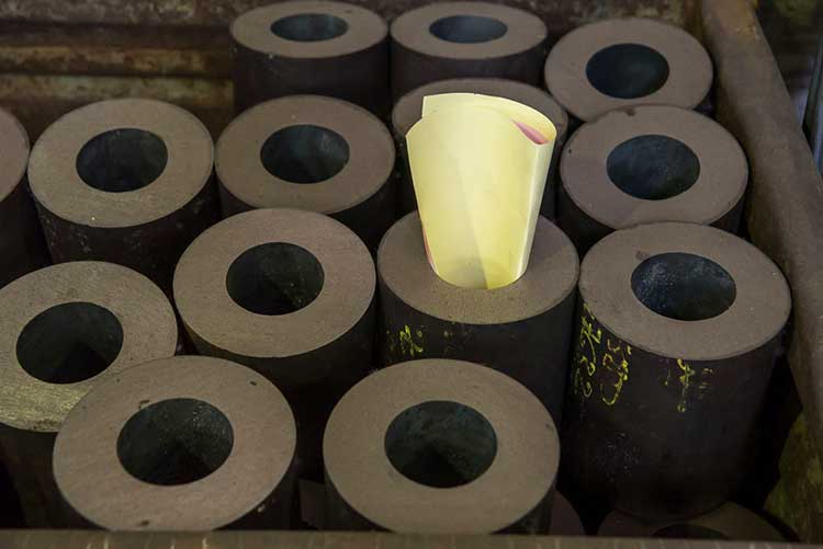 Feuille de conformité glissée dans une pièce métallique
